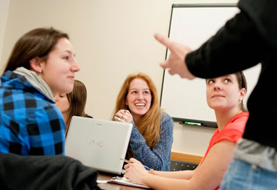 Students in the PSYC100 learning lab. Photo by Justin Chin