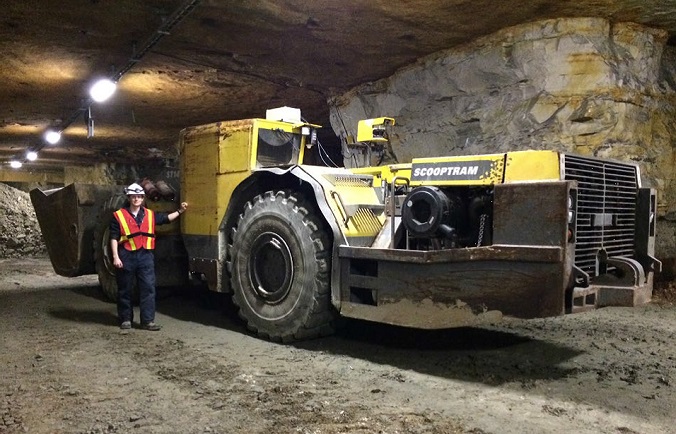 personne avec du matériel de construction